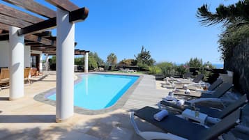 Een buitenzwembad, een verwarmd zwembad