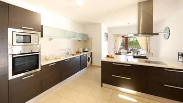 Een koelkast, een microgolfoven, een oven, een kookplaat