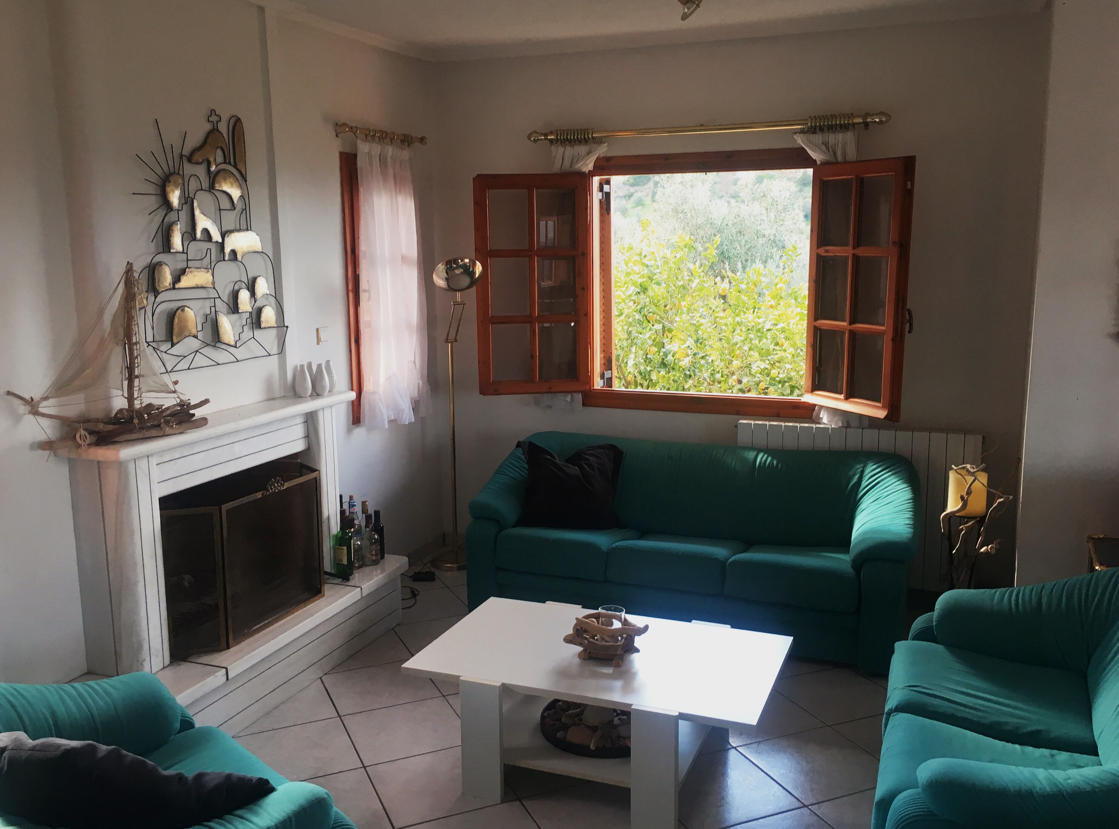 Smart TV, fireplace, DVD player, stereo