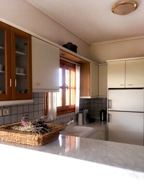 Geladeira, fogão, lava-louças, cafeteira/chaleira