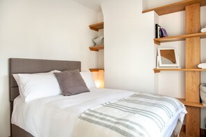 3 عدّة غرف نوم ومكواة/لوح كي وسرير سفر وواي فاي