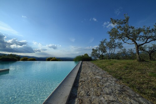 Stunning infinity pool with breathtaking views!