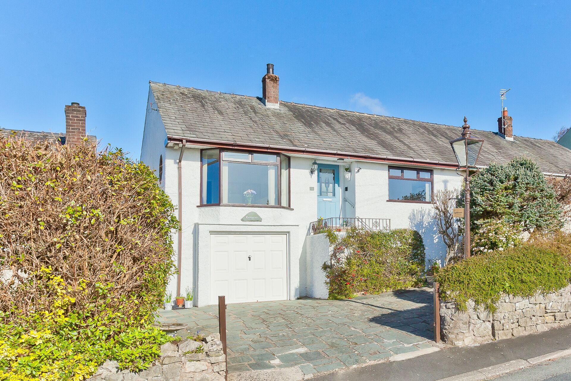 Lothlorien - Pet Friendly, Luxury holiday accommodation with Bay Views
