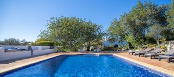 Authentic big quinta with swimming pool on large grounds.
