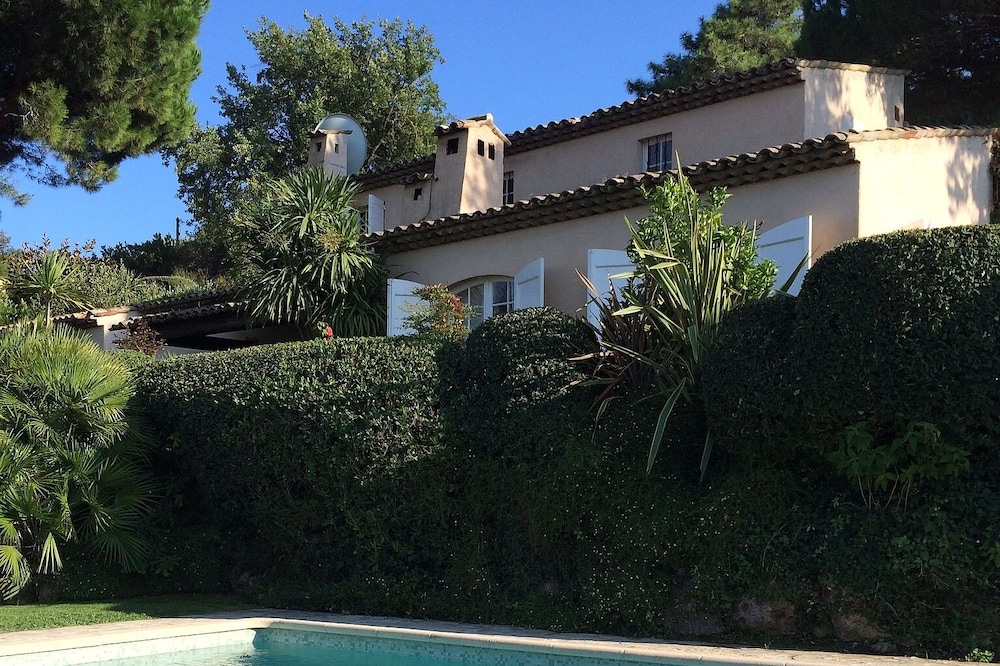 Private Luxury Villa With Heated Pool in Super Cannes, Air con,views of the Alps
