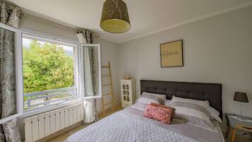 3 bedrooms, in-room safe, desk, iron/ironing board