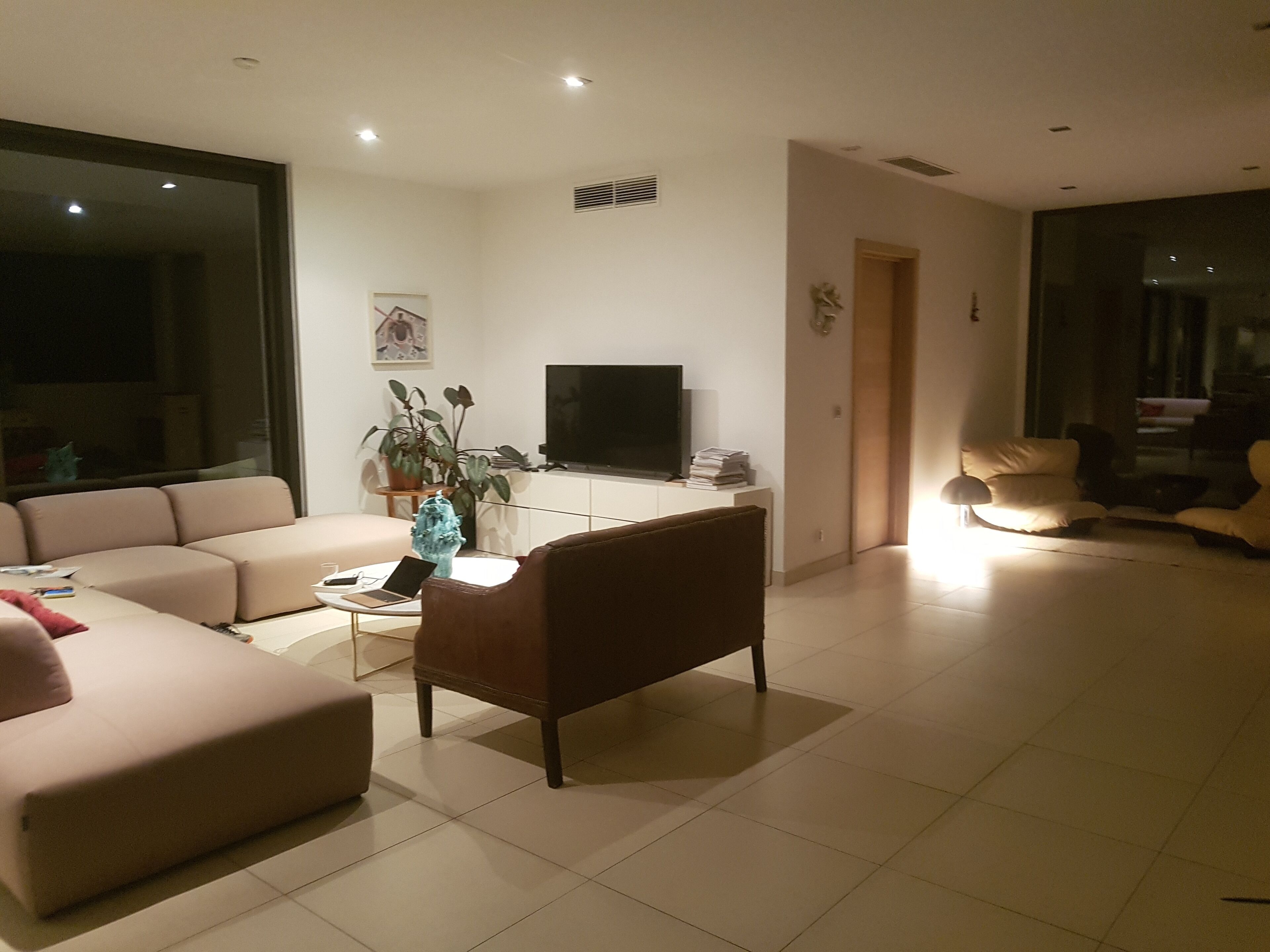 电视、DVD 播放器、桌上足球、立体声音响