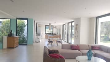 Televisie, een dvd-speler, tafelvoetbal en een stereo