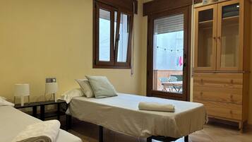 3 slaapkamers, een strijkplank/strijkijzer, gratis wifi, beddengoed