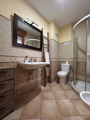 Badewanne, Haartrockner, Bidet, Handtücher