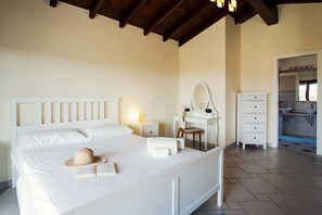 4 quartos, escrivaninha, ferros/tábuas de passar roupa