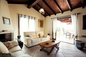 Smart TV, lareira, mesa de pingue-pongue, livros