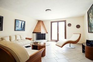 Smart TV, fireplace, table tennis, books - Beautiful Villa Layla with pool (Castiadas)