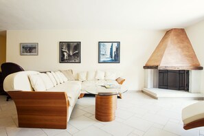 Smart TV, lareira, mesa de pingue-pongue, livros