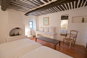 8 slaapkamers, een bureau, een strijkplank/strijkijzer, gratis wifi