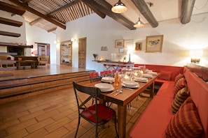 Dining - Beautifully renovated Artist’s farmhouse in Provence, large heated pool & sauna (Roussillon)
