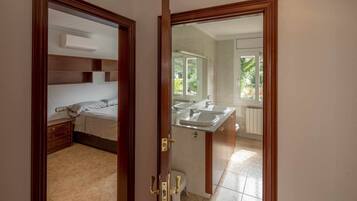 6 slaapkamers, reisbedje