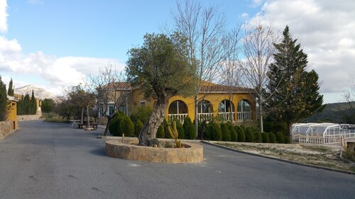Villa 15min from Alicante, free WiFi, indoor pool, ideal for families. 
