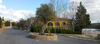 Villa 15min from Alicante, free WiFi, indoor pool, ideal for families. 
