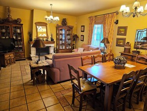 Smart TV, fireplace, foosball, table tennis - Villa 15min from Alicante, free WiFi, indoor pool, ideal for families.  (Tibi)
