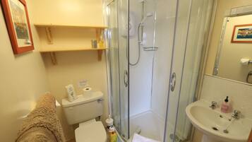 Bathtub, towels, soap, shampoo