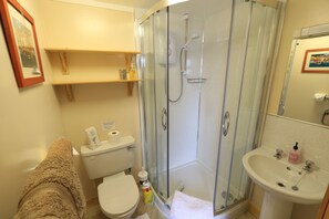 Badewanne, Handtücher, Seife, Shampoo