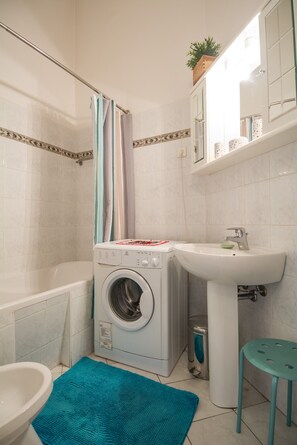 Bathtub, bidet