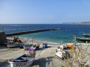 在海滩、沙滩椅、沙滩毛巾