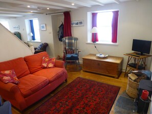 Téléviseur connecté, lecteur de DVD, table de baby-foot, livres