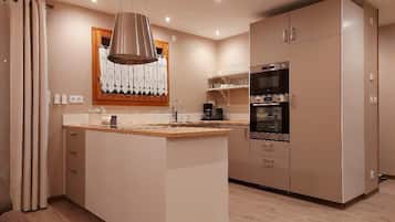 Geladeira, micro-ondas, fogĂŁo, cooktop