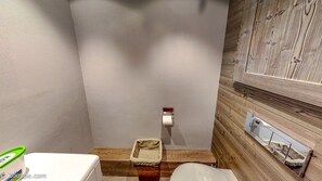 Baignoire, sèche-cheveux, serviettes fournies, papier toilette