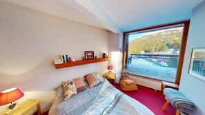 4 slaapkamers, een strijkplank/strijkijzer, gratis wifi, beddengoed