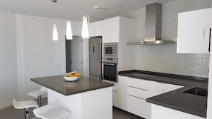 Een koelkast, een magnetron, een oven, een kookplaat