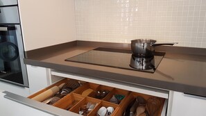 ثلاجة، ميكروويف، فرن، موقد طهي مسطح