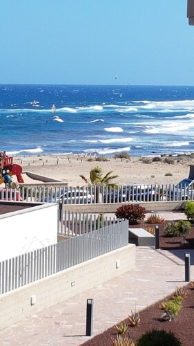 Luxus-Apartment direkt am Meer (gratis WiFi und privater Pool)