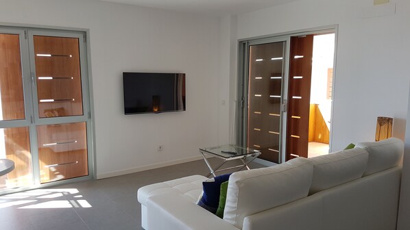 Smart TV, books, stereo