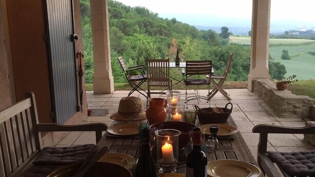 A wooden table set for dining with a view of a lush landscape. - Lovely Family Home With Pool, Complete Privacy And Views Over The Lubero  (Forcalquier)