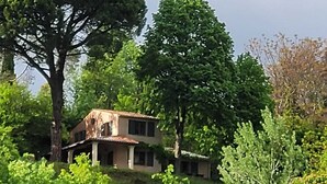 A rustic house surrounded by lush greenery. - Lovely Family Home With Pool, Complete Privacy And Views Over The Lubero  (Forcalquier)