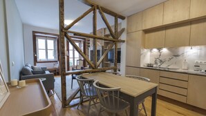 Una cocina moderna con armarios de madera y encimera de mármol.