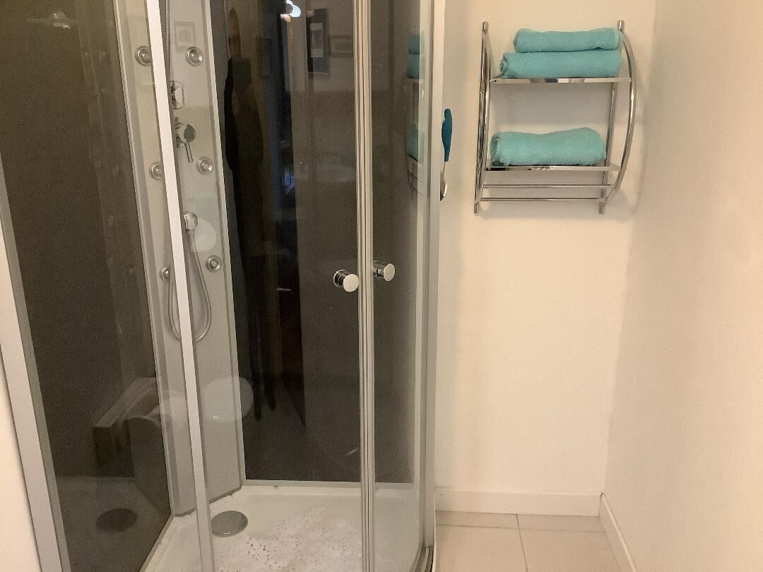 Douche, serviettes fournies, savon, papier toilette