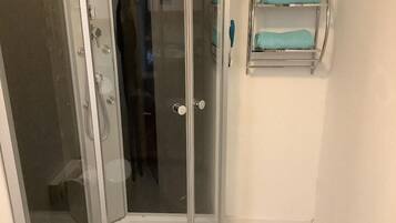 Douche, serviettes fournies, savon, papier toilette