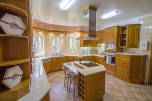 Kühlschrank, Mikrowelle, Ofen, Geschirrspüler