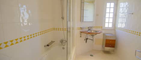 Badewanne, Haartrockner, HandtĂŒcher