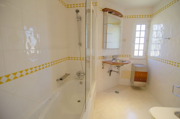 Bathtub, hair dryer, towels