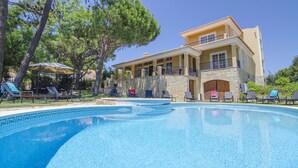 A pool with a geometric pattern, a building with a stone facade, and a balcony with railings. - Villa Lira | 6 bedrooms | Spacious | Quinta do Lago (Quinta do Lago)