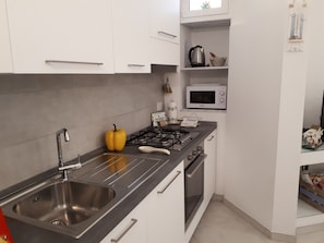 Kühlschrank, Mikrowelle, Ofen, Herdplatte