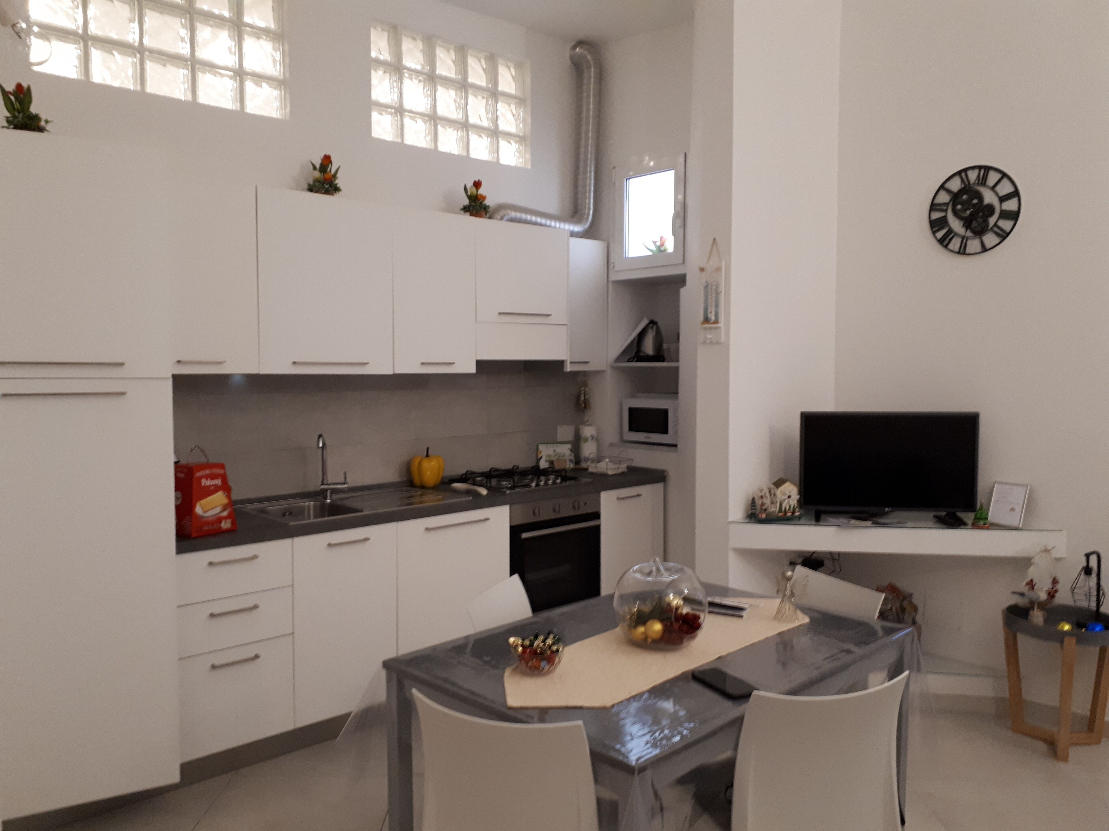 ثلاجة، ميكروويف، فرن، موقد طهي مسطح