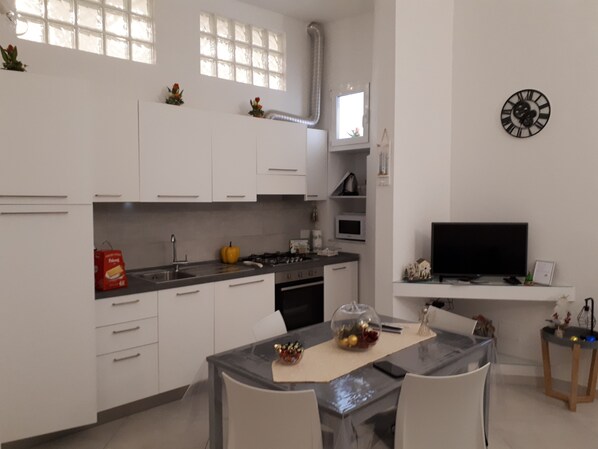 ثلاجة، ميكروويف، فرن، موقد طهي مسطح