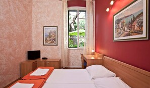 2 chambres, coffres-forts dans les chambres, lit parapluie