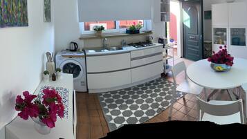 Frigorifero, piano cottura, macchina per tè/caffè, bollitore elettrico